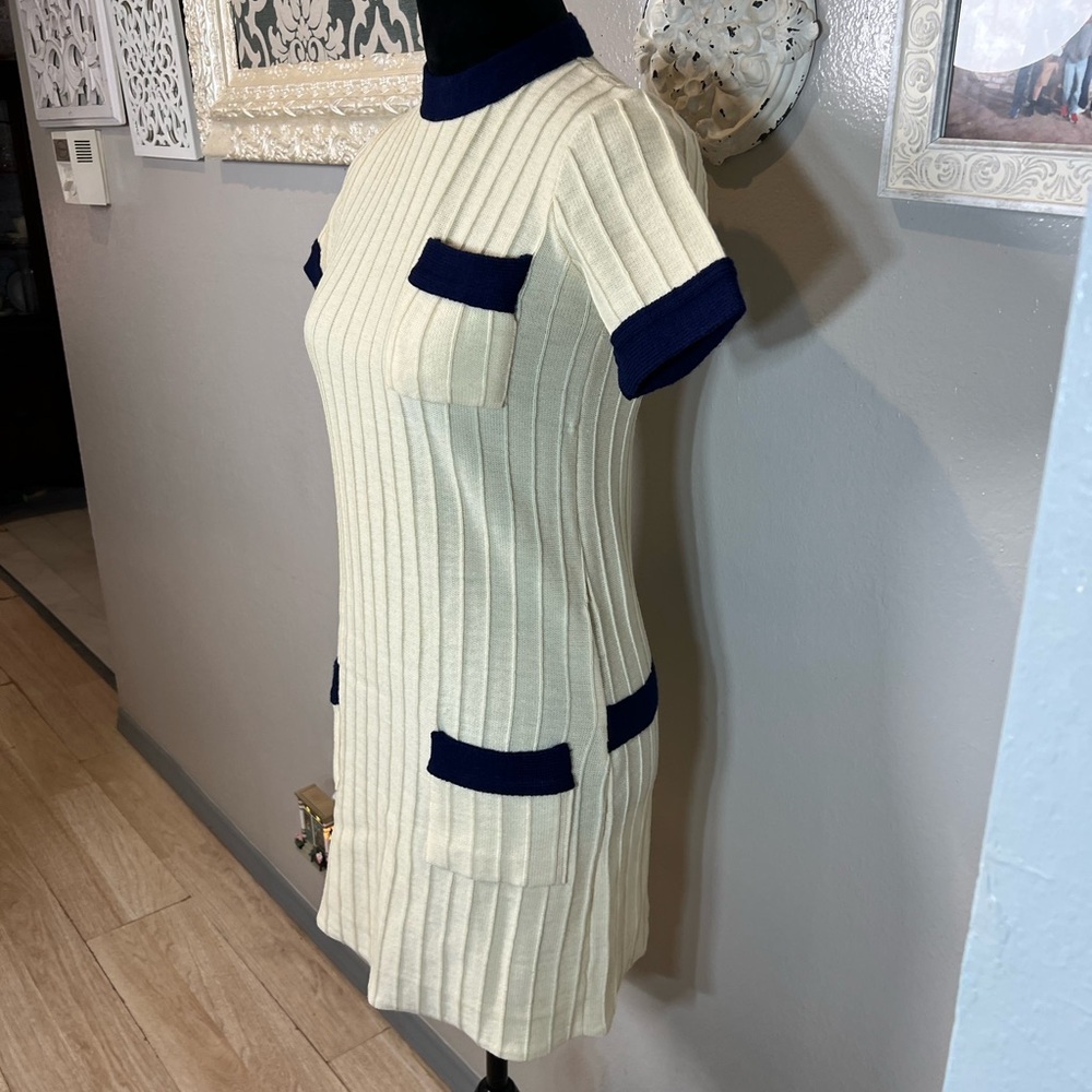 Vintage 1960’s Ribbed Knit Dress with Navy Trim - Picture 5 of 10